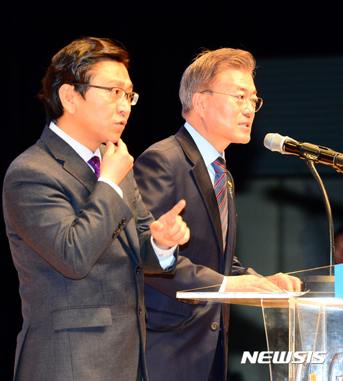 【춘천=뉴시스】박영태 기자 = 문재인 더불어민주당 대선후보가 20일 오전 강원도 춘천시 강원대학교 백령아트센터에서 진행된 제37회 장애인의 날 기념행사에서 인사말을 하고 있다. 2017.04.20. since1999@newsis.com