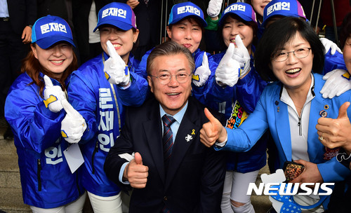 【춘천=뉴시스】 박영태 기자= 문재인 더불어민주당 대선후보가 20일 강원 춘천시 강원대 백령아트센터에서 열린 '제37회 장애인의 날 강원도 기념식'에 참석하기에 앞서 유세단과 포즈를 취하고 있다. 2017.04.20. photo@newsis.com