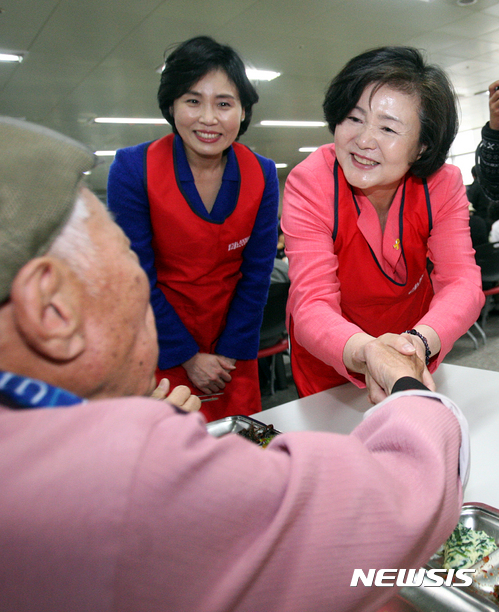 【광주=뉴시스】신대희 기자 = 더불어민주당 문재인 대선후보의 부인 김정숙 여사(오른쪽)가 20일 광주 남구 빛고을 노인건강타운을 찾아 노인들에게 문 후보 지지를 호소하고 있다. 왼쪽은 이재명 성남시장의 부인 김혜경씨. 2017.04.20.&nbsp;&nbsp;&nbsp; sdhdream@newsis.com 