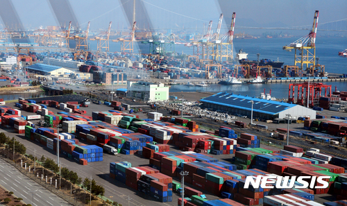 【광주=뉴시스】컨테이너로 가득 찬 여수·광양항. (사진=뉴시스 DB)
