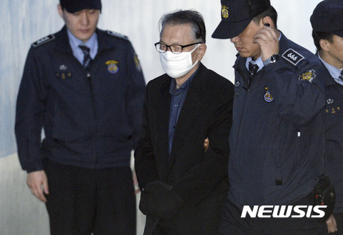 【서울=뉴시스】최동준 기자 = 문화계 블랙리스트 작성 관리 혐의를 받고 있는 김기춘 전 청와대 비서실장이 20일 서울 서초구 서울중앙지방법원에서 5차 공판을 위해 호송차에서 내려 법정으로 향하고 있다. 2017.04.20.&nbsp; photocdj@newsis.com