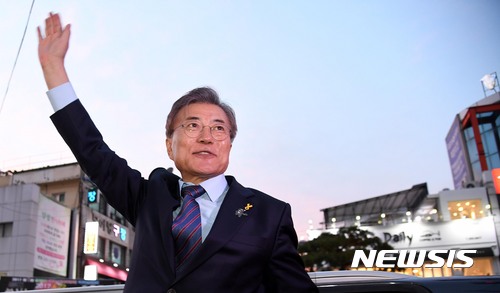 【청주=뉴시스】박영태 기자 = 더불어민주당 문재인 대선 후보가 20일 충북 청주 성안길에서 열린 집중 유세를 마친 뒤 이동하며 지지자들에게 인사하고 있다. 2017.04.20. photo@newsis.com