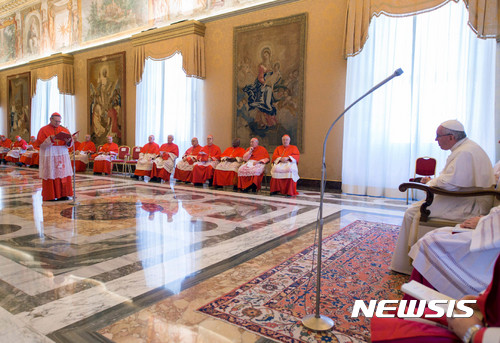 [바티칸=AP/뉴시스]프란치스코 교황이 20일 사도 궁에서 추기경들과 함께 성인회의 주관자인 안젤로 아마토 추기경의 보고를 듣고 있다. 시성식 날짜가 정해지는 회의에서 교황은 포르투갈 파티마 사원 방문 때 100년 전에 성모의 환상을 본 두 양치기 소년들을 시성할 방침을 밝혔다. 2017. 4. 20.