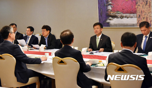 【서울=뉴시스】최상목 기획재정부 차관이 21일 서울 종로구 정부서울청사에서 물가관계차관회의 겸 범정부 비상경제대응TF 회의를 주재 하고 있다. 2017.04.21. (사진=기획재정부 제공)&nbsp; photo@newsis.com