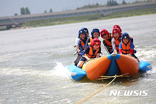 낙단보에서 학생들이 바나나보트를 타고 있다. (사진=상주시 제공) 