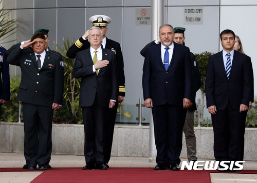 【 텔아비브=AP/뉴시스】제임스 매티스 미국 국방장관(왼쪽부터 두번째)가 21일(현지시간) 이스라엘 텔아비브 국방부 청사에서 환영식에 참석해 경례를 하고 있다.매티스 장관 옆에 아비그도르 리베르만 이스라엘 국방장관이 서있다. 2017.04.21&nbsp;&nbsp;&nbsp; 