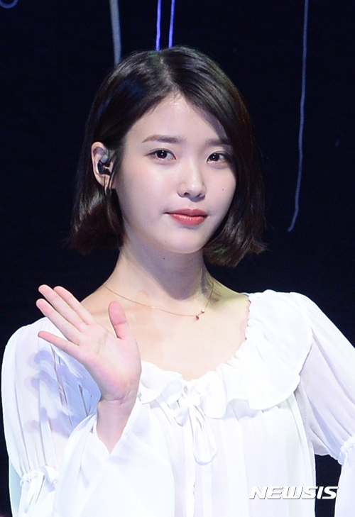 【서울=뉴시스】권현구 기자 = 가수 아이유가 21일 오후 서울 마포구 서교동 메세나폴리스 신한카드 판스퀘어 라이브홀에서 열린 정규 4집 앨범 'Palette(팔레트)' 쇼케이스에 참석해 포토타임을 갖고 있다. 2017.04.21.&nbsp;&nbsp; stoweon@newsis.com