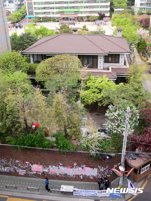 【서울=뉴시스】추상철 기자 = 박근혜 전 대통령이 삼성동 자택을 매각 내곡동에 새집을 마련했다.&nbsp; 21일 오후 서울 강남구 삼성동 박 전 대통령 자택에는 적막감이 흐르고 있다. 2017.04.21.&nbsp; scchoo@newsis.com