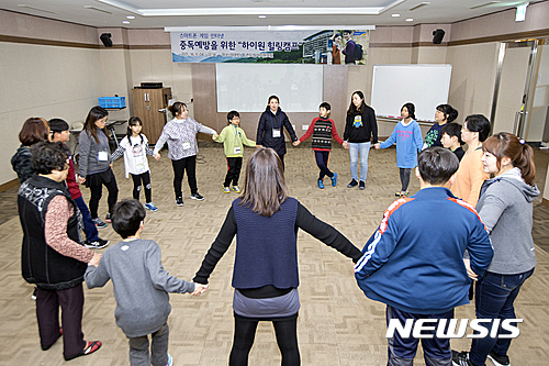 【정선=뉴시스】 김태식 기자 = 강원 정선 강원랜드 중독관리센터(KLACC)는 스마트폰·게임·인터넷 등 행위중독문제 해결을 위해 ‘2017 하이원 힐링캠프’참여기관을 모집한다고 21일 밝혔다. 사진은 지난해 힐링캠프 참가자들이 치유 프로그램을 받고 있는 모습. 2017.04.21(사진=강원랜드 제공) 