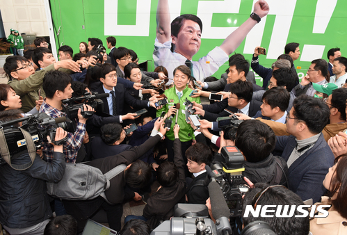 【울산=뉴시스】배병수 기자 = 안철수 국민의당 대선후보가 21일 오후 울산시 남구 롯데호텔 앞에서 열린 거리유세가 끝나고 기자들의 질문에 답하고 있다. 2017.04.21. bbs@newsis.com
