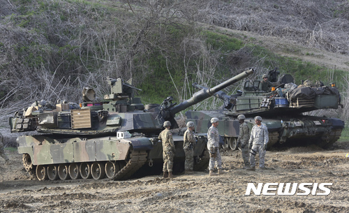 【파주=AP/뉴시스】 지난 4월 21일 남북군사분계선 부근 파주에서 실시된 한미 군사합동훈련작전. 북한의 김인룡 유엔주재 차석대사는 28일(현지시간) 유엔 안보리회의에서 한미군사훈련작전과 미국등 국제사회의 북한제재를 비난하면서 어떤 압력에도 불구하고 북한은 국가의 존립을 위해 앞으로도 계속 핵무리 개발에 진력할 것이라고 경고했다. 2017.06.29