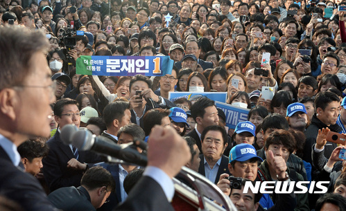 【인천=뉴시스】박영태 기자 = 문재인 더불어민주당 대선후보가 21일 오후 인천시 부평역 앞 광장에서 진행된 인천지역 집중유세에서 시민으로부터 꽃다발을 받고 있다. 2017.04.21. since1999@newsis.com