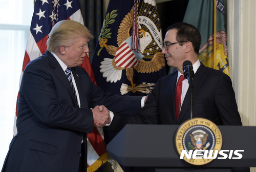 【워싱턴=AP/뉴시스】미국 재무부가 17일(현지시간) 한국과 중국, 일본, 독일, 스위스를 환율조작 관찰대상국으로 재지정했다. 사진은 도널드 트럼프 미국 대통령이 4월 21일(현지시간) 워싱턴D.C의 재무부 청사에서 스티븐 므누신 재무장관과 악수를 나누고 있는 모습.&nbsp; 2017.10.18 