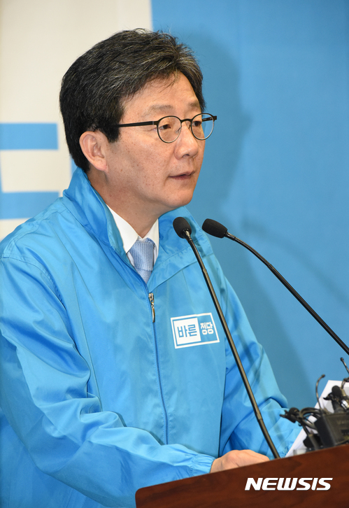 【울산=뉴시스】배병수 기자 = 22일 바른정당 유승민 대선후보가 울산시청 프레스센터에서 울산지역 대선공약을 발표하고 있다. 2017.04.22. bbs@newsis.com