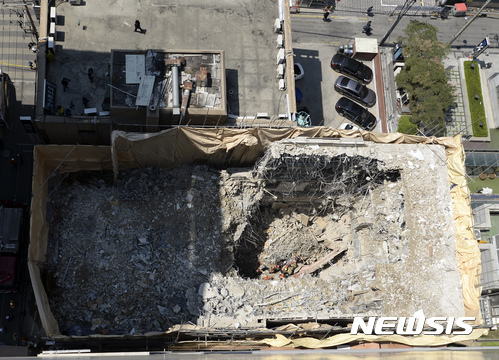 【서울=뉴시스】최진석 기자 = 건물 철거 중 붕괴사고 일어난 22일 서울 강남구 역삼동 사고 현장에서 구조대원들이 매몰자를 찾고 있다 2017.04.22.&nbsp; myjs@newsis.com