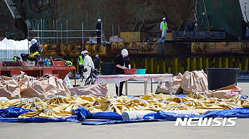 세월호 수색용 진·출입구 넓혔다…새 구멍도 뚫어