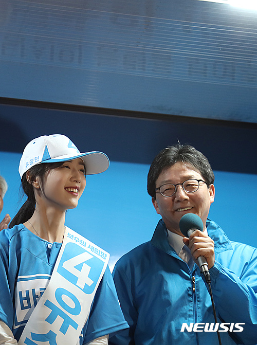 【울산=뉴시스】유승민 바른정당 대선 후보와 딸 유담씨가 22일 밤 대구 동성로에서 진행된 대구 지역유세에서 시민들의 환호에 응답하고 있다. 2017.04.22 (사진=바른정당) 