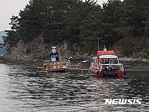 【통영=뉴시스】신정철 기자 = 통영해양경비안전서는 경남 거제시 둔덕면 학산리 대류도 앞 해상에서 거제선적 3.78t급 연안통발어선  선장 K모(67)씨를 음주운항 혐의로 적발했다고 23일 밝혔다.   통영해경에 따르면 선장 K씨는 지난 21일 오후 늦게 술에 만취한 채 어선을 몰고 통영항에서 거제 둔덕면 집으로 돌아가다 거제시 둔덕면 학산리 대류도 끝단 암초에 좌초됐다. 사진은 통영해경 경비함정 등이 22일 오전 죄초된 어선을 이초하는 모습이다. 2017.04.23.(사진=통영해경 제공)    photo@newsis.com