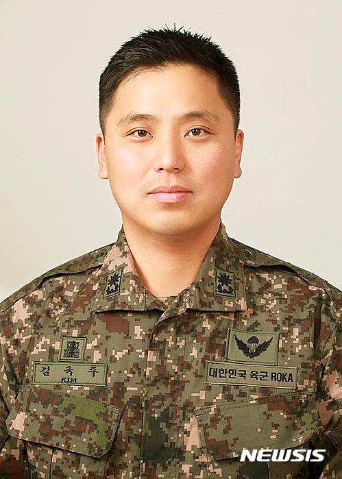 【서울=뉴시스】23일 육군에 따르면 김국주(39) 소령은 미국 플로리다 주립대학교 토목공학 박사과정을 전 과목 A학점(4.0만점)으로 이수했다. 김 소령은 지난 2012년 국외 전문학위 과정으로 플로리다 주립대 박사과정을 밟아왔으며 4년 내내 대학총장 상을 한번도 놓치지 않았다. 김 소령은 귀국 후 합동군사대학 입교를 앞두고 있다. 2017.04.23. (사진=육군본부 제공)&nbsp; photo@newsis.com 