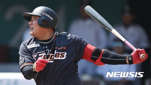 【수원=뉴시스】이정선 기자 = 23일 오후 경기 수원 kt위즈파크에서 열린 2017 타이어뱅크 KBO리그 kt 위즈와 한화 이글스의 경기, 2회초 한화 선두주자 김태균이 안타를 치고 있다. 2017.04.23. ppljs@newsis.com