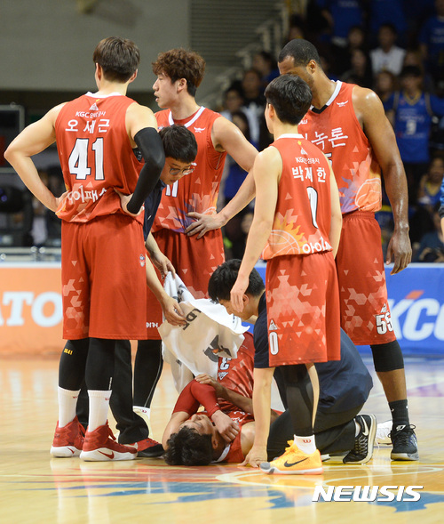 【안양=뉴시스】김진아 기자 = 23일 경기 안양실내체육관에서 열린 '2016-2017 KCC 프로농구' 챔피언 결정전 안양 KGC 인삼공사와 서울 삼성 썬더스의 2차전 경기, KGC 이정현이 삼성 이관희에게 밀려 넘어져 괴로워하고 있다. 2017.04.23.&nbsp; bluesoda@newsis.com 