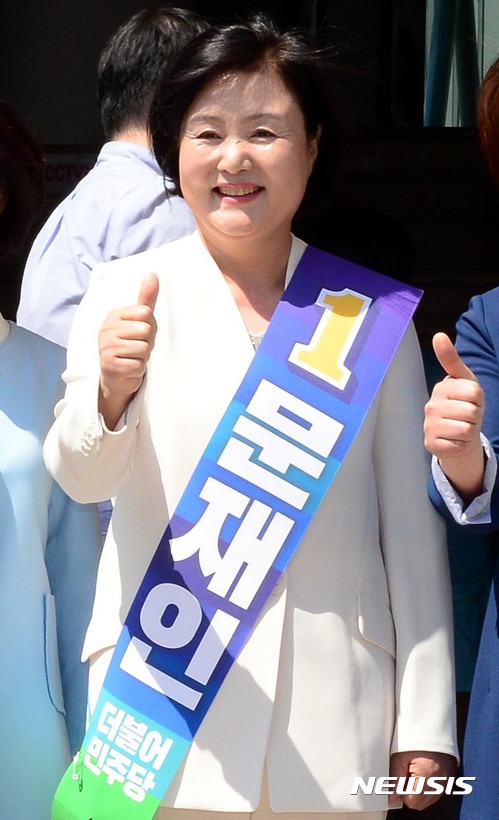 【서울=뉴시스】조성봉 기자 = 문재인 대선후보 부인 김정숙 씨가 23일 오후 서울 중구 시청 서울광장에서 열린 2017 건강서울페스티벌에서 ‘엄지척’을 하며 문 후보의 지지를 호소하고 있다. 2017.04.23. suncho21@newsis.com