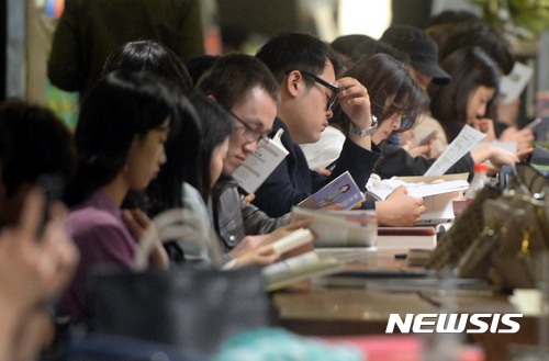 "일하느랴 책은 커녕…" 성인 독서량 줄어 1년에 8.3권