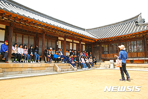 【서울=뉴시스】문화체육관광부는 지난 19일과 21일 전라남도 도서지역 청소년들을 초청해 아시아문화중심도시 광주에서 문화체험 행사를 진행했다고 24일 밝혔다. 행사에 참가한 신안 비금중학교 학생들이 양림근대역사문화마을의 이장우 가옥에서 문화해설사의 설명을 듣고있다. 2017.4.24(사진=문화체육관광부 제공)   photo@newsis.com 