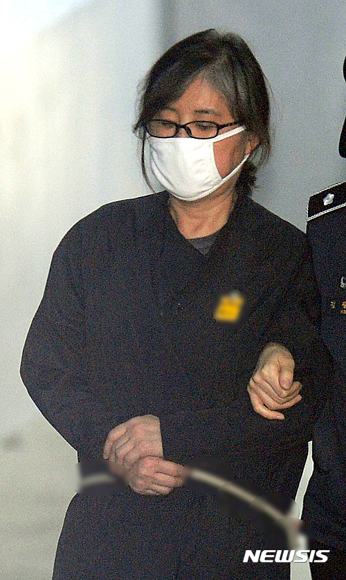 【서울=뉴시스】김선웅 기자 = 국정농단 사건의 주범 청와대 비선실세 최순실 씨가 24일 서울 서초구 서울중앙지방법원에서 열린 뇌물 사건 4차 공판에 출석하고 있다. 2017.04.24.&nbsp; mangusta@newsis.com 