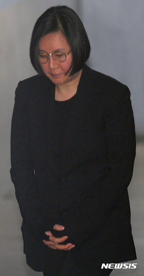 【서울=뉴시스】김선웅 기자 = 비선실세 최순실 씨의 조카 장시호 씨가 24일 서울 서초구 서울중앙지방법원에서 열린 최순실 뇌물사건 4차 공판에 증인으로 출석하고 있다. 2017.04.24.&nbsp; mangusta@newsis.com