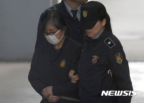 【서울=뉴시스】김선웅 기자 = 국정농단 사건의 주범 청와대 비선실세 최순실 씨가 24일 서울 서초구 서울중앙지방법원에서 열린 뇌물 사건 4차 공판에 출석하고 있다. 2017.04.24.&nbsp; mangusta@newsis.com