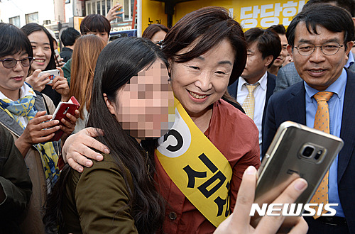 【대전=뉴시스】임태훈 기자 = 심상정 정의당 대선후보가 24일 오후 대전광역시 유성구 충남대학교 옆 궁동 로데오거리에서 유세를 마치고 청년들과 셀카를 찍고 있다. 2017.04.24.&nbsp;&nbsp; taehoonlim@newsis.com