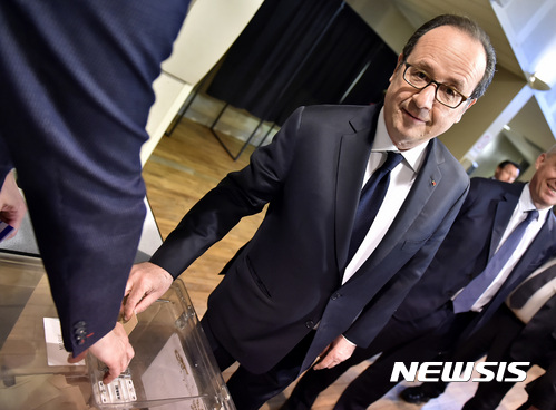 【툴레=AP/뉴시스】프랑수아 올랑드 프랑스 대통령이 24일(현지시간) 중도 신당 '앙 마르슈(전진)' 에마뉘엘 마크롱 전 경제장관에 대한 지지를 표명했다. 그는 이날 엘리제궁에서 한 연설에서 유권자들에게 5월7일 대선 결선에서 극우정당 국민전선의 마린 르펜 대표가 아닌 마크롱 전 장관을 선택해달라고 호소했다. 올랑드 대통령이 전날 대선 1차 투표 중 중부도시 툴레에 있는 한 투표소에서 투표하는 모습. 2017.04.25 