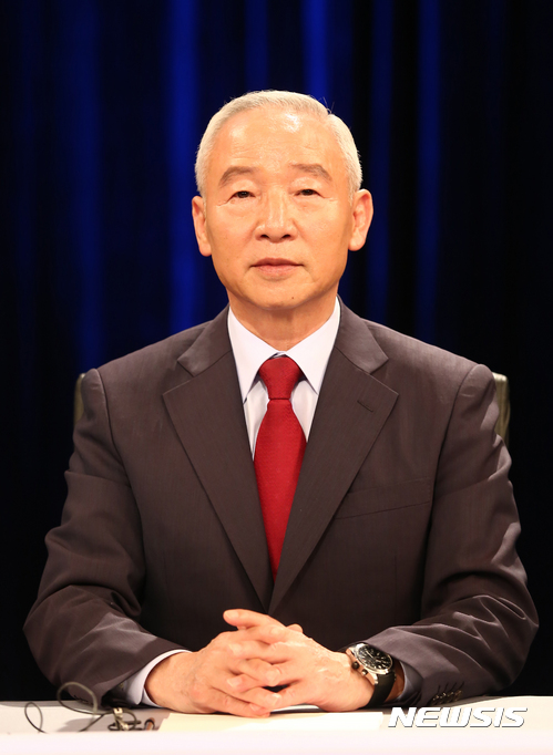 【서울=뉴시스】국회사진기자단 = 남재준 통일한국당 후보가 24일 서울 여의도 KBS 본관에서 열린 제19대 대통령선거 후보자토론회에서 토론 준비를 하고 있다. 2017.04.25. photo@newsis.com