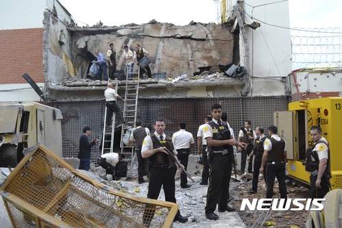 【아순시온(파라과이) = AP/뉴시스】 = 파라과이의 국경도시 치우다드 델 에스테에서 24일 (현지시간) 80명의 강도단이 소총과 폭탄으로 무장한 채 방탄차 제조회사를 습격, 폭탄으로 금고를 털어 달아났다. 이 사건으로 건물이 무너지고 차량이 불탔으며 범인들은 강탈한 현금을 가지고 배를 타고 국경을 넘어 브라질쪽으로 달아났다.