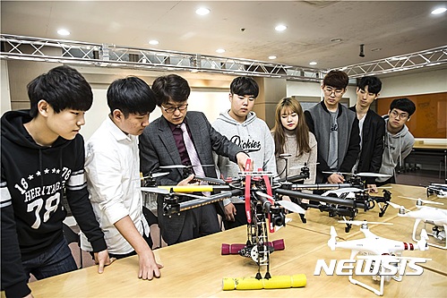 【구미=뉴시스】박홍식 기자 = 경운대학교 무인기공학과와 안전방재공학과는 오는 26일 대구 엑스코에서 열리는 '제14회 국제소방안전박람회'에 특별 초청 자격으로 참가한다고 25일 밝혔다. 학생들이 드론 활용 방안을 논의하고 있다. 2017.04.25 (사진=경운대 제공) photo@newsis.com