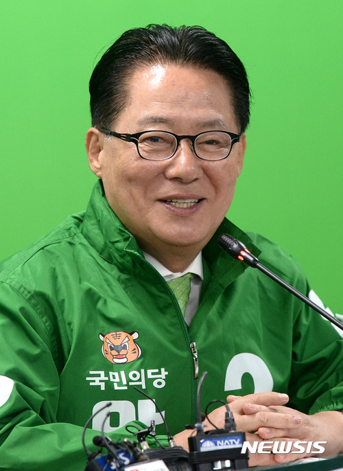 【서울=뉴시스】이영환 기자 = 25일 오전 서울 여의도 국민의당 대회의실에서 열린 제2차 중앙선거대책위원회의에서 박지원 상임위원원장이 모두발언 하며 미소짓고 있다. 2017.04.25. 20hwan@newsis.com