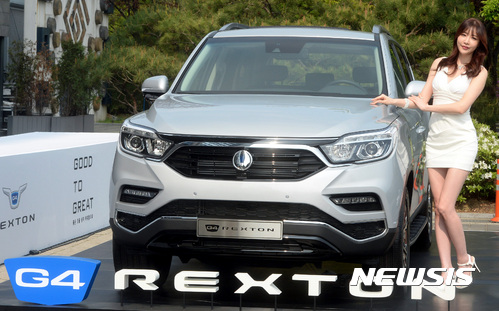 【서울=뉴시스】조성봉 기자 = 25일 오전 서울 중구 반얀트리 클럽 앤 스파에서 열린 쌍용자동차 G4 렉스턴이 출시 행사에서 포즈를 취하고 있다.&nbsp;&nbsp; G4 렉스턴은 국내 SUV최초로 20인치 스퍼터링 휠을 적용해 플래그쉽 SUV만의 스타일리시함을 강조하는 한편 고급감을 더했다. 2017.04.25.&nbsp; suncho21@newsis.com