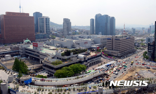 【서울=뉴시스】조성봉 기자 = 25일 오전 서울 중구 서울역 고가보행길 '서울로 7017'에서 공사관계자들이 나무심기와 정리작업을 하고 있다. 현재 공정률 93%로 마무리공사가 한창인 서울로 7017은 다음달 20일 개장한다. 2017.04.25. suncho21@newsis.com