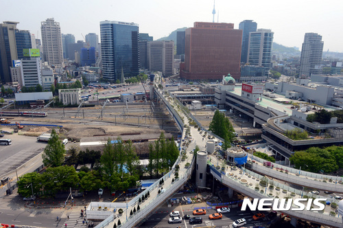 【서울=뉴시스】조성봉 기자 = 25일 오전 서울 중구 서울역 고가보행길 '서울로 7017'에서 공사관계자들이 나무심기와 정리작업을 하고 있다.&nbsp; 현재 공정률 93%로 마무리공사가 한창인 서울로 7017은 다음달 20일 개장한다. 2017.04.25.&nbsp;&nbsp; suncho21@newsis.com