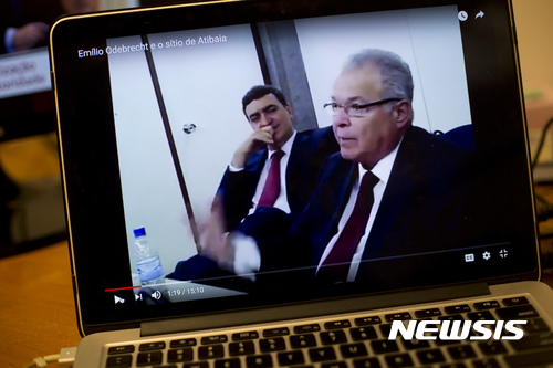 【리우데자네이루(브라질) = AP/뉴시스】 = 2017년 4월 19일 브라질 최대의 건설회사 오데브레히트의 에밀리오 오데브레히트 회장(오른쪽) 이 공사수주를 위해 여러 나라 정치인들에게 거액의 뇌물을 제공한 사실을 인정하며 검찰과 양형 협상을 하는 장면이 뉴스로 방영되고 있다.&nbsp;&nbsp;&nbsp; 