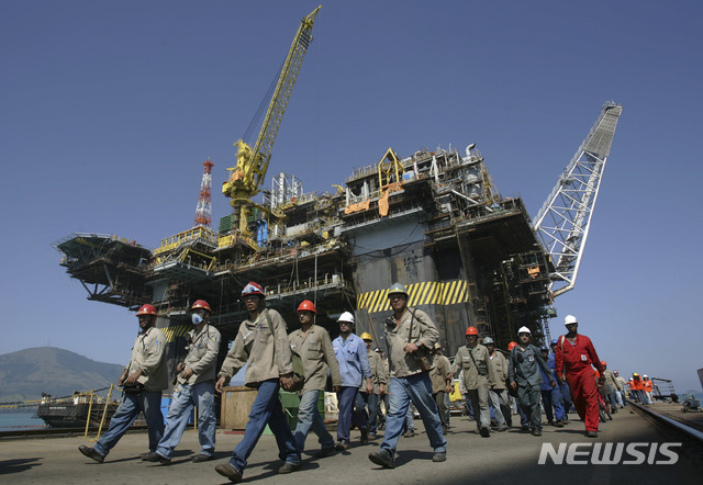 【리우데자네이루=AP/뉴시스】 브라질 검찰이 세계 3대 석유 판매 회사를 뇌물 혐의로 조사했다. 브라질 검찰은 비톨, 트라피규라, 그렌코어 등 석유판매회사들이 브라질 국영 석유회사 페트로브라스 임직원들을 최소 1500만달러(약 334억원)의 자금을 동원해 매수한 혐의로 조사하고 있다고 5일 (현지시간) 발표했다. 사진은 2008년 8월 21일 리우데자네이루 항 인근 한 시추선에서 빠져나오고 있는 페트로브라스 노동자들. 2018.12.6.