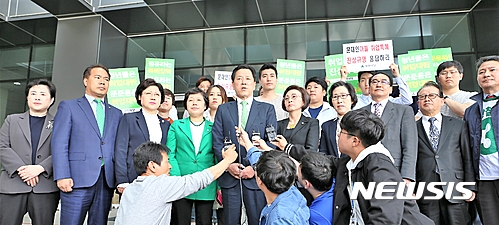 【음성=뉴시스】김재광 기자 = 국민의당 주승용 공동선거대책위원장이 25일 오후 국회 환경노동위원회 위원 등 국회의원 8명과 함께 한국고용정보원을 방문, 문재인 더불어민주당 대선 후보의 아들 준용씨 등의 특혜취업 의혹 규명을 촉구하며 기자회견을 하고 있다.2017.04.25. kipoi@newsis.com