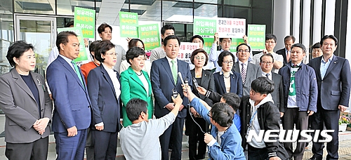 【음성=뉴시스】김재광 기자 = 국민의당 주승용 공동선거대책위원장이 25일 오후 국회 환경노동위원회 위원 등 국회의원 8명과 함께 한국고용정보원을 방문, 문재인 더불어민주당 대선 후보의 아들 준용씨 등의 특혜취업 의혹 규명을 촉구하며 기자회견을 하고 있다.2017.04.25.&nbsp; kipoi@newsis.com