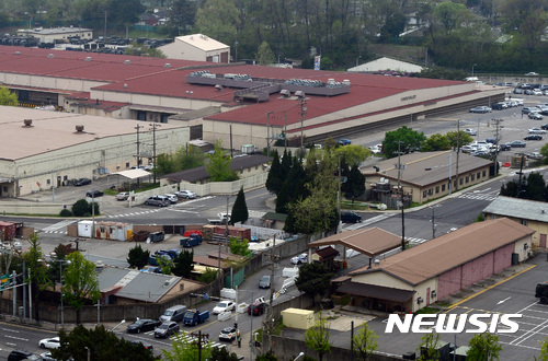 【서울=뉴시스】조성봉 기자 = 용산 미 8군 사령부가 영내 워커 장군 동상 이전을 시작으로 평택 험프리스 미군기지로 이전한다.&nbsp; 주한미군 평택이전 사업은 전국에 흩어져 있는 주한미군기지를 통폐합해 안정적 주둔 환경을 만들기 위한 것으로 2003년 한미 정상합의에 따라 추진됐다. 사진은 25일 용산미군기지 모습. 2017.04.25. suncho21@newsis.com 