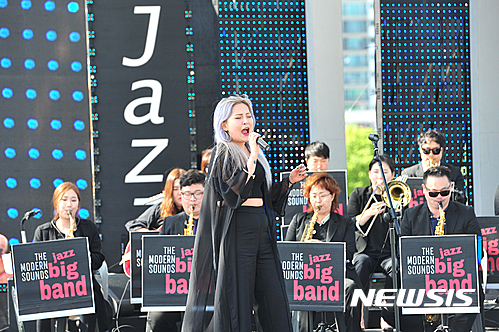 【울산=뉴시스】안정섭 기자 = 울산매일신문사는 오는 5월13일부터 14일까지 이틀간 태화강대공원 야외공연장에서 '2017 태화강 재즈 페스티벌'을 개최한다. 사진은 지난해 열린 태화강 국제 재즈 페스티벌 현장. 2017.04.25. (사진=울산매일신문사 제공) photo@newsis.com