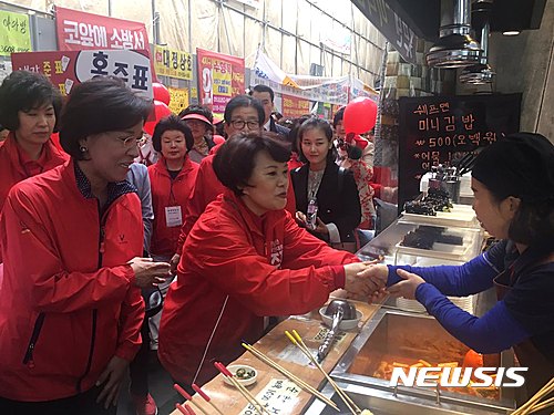 【대구=뉴시스】배소영 기자 = 자유한국당 홍준표 대선후보의 부인인 이순삼 여사가 25일 대구 서문시장을 찾아 유권자들에게 지지를 호소하고 있다. 2017.04.25.&nbsp;&nbsp;&nbsp; soso@newsis.com