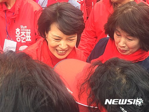 【대구=뉴시스】배소영 기자 = 자유한국당 홍준표 대선후보의 부인인 이순삼 여사가 25일 대구 서문시장을 찾아 유권자들에게 지지를 호소하고 있다. 2017.04.25.&nbsp;&nbsp;&nbsp; soso@newsis.com