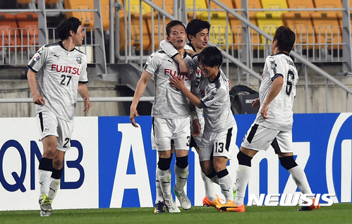 【수원=뉴시스】이정선 기자 = 25일 오후 경기 수원월드컵경기장에서 열린 2017 AFC 챔피언스리그 수원삼성 블루윙즈와 가와사키 프론탈레의 경기, 선취골을 넣은 가와사키 나라가 동료들과 환호하고 있다. 2017.04.25.&nbsp; ppljs@newsis.com