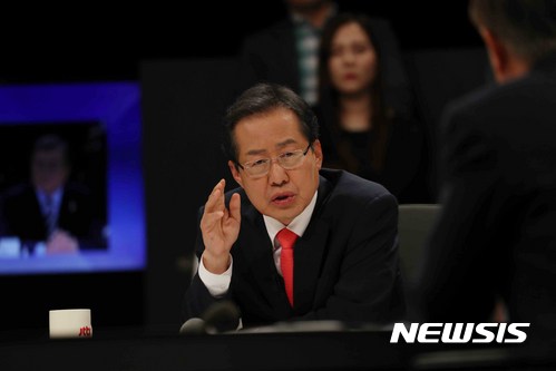 【고양=뉴시스】국회사진기자단 = 중앙일보-JTBC-한국정치학회 공동주최 2017 대통령 후보 초청 토론회가 25일 경기도 고양시 빛마루 방송지원센터에서 열렸다. 자유한국당 홍준표 후보가 발언하고 있다. 2017.04.25.&nbsp; photo@newsis.com